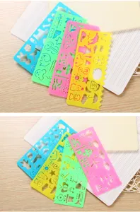 Ensemble créatif de quatre pochoirs à dessin colorés en plastique pour enfants avec divers motifs