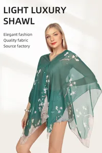 Elegante groene sjaal met bloemenprint en een parelgesp voor de goede zonbescherming