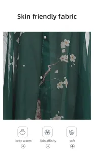 Detailopname van zachte groene gebloemde zonnebrand sjaal met parelmoeren knopen