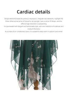 Detailopname van een donkergroene bloemen chiffon sjaal met een chique parelsluiting