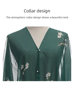 Detail van het elegante V-hals ontwerp met verfijnde parelknoppen op de bloemensjaal