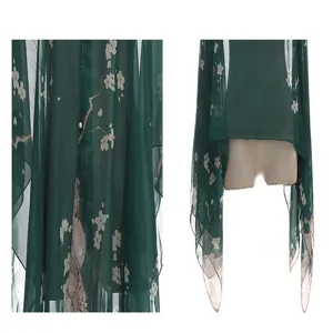 Detail van groene bloemen chiffon zonbescherming sjaal met een parelsluiting
