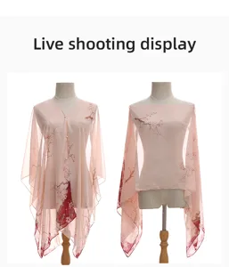 Gedetailleerde weergave van twee draagstijlen van roze chiffon zonwerende sjaal met bloemen