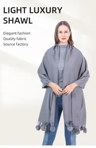 Eleganter grauer Strickschal mit dekorativen Kaninchenfellkugeln und Fransen für Damen