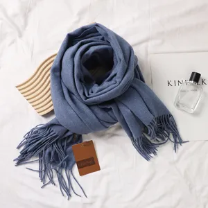 Nahaufnahme eines blauen Kaschmir-ähnlichen Schals mit eleganten Fransen-Details.