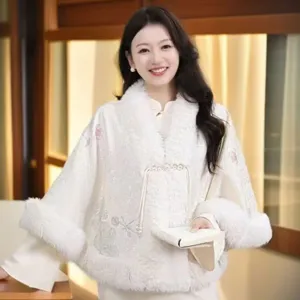 Élégante cape blanche pour femme avec bordure en fausse fourrure sur robe Cheongsam