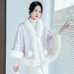 Vue détaillée du châle en fourrure blanche de style néo-chinois avec jacquard floral