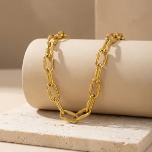 Vista dettagliata della collana a catena d'oro grossa con maglie testurizzate