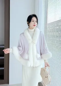 Cape élégante en fausse fourrure blanche style chinois, portée par un mannequin