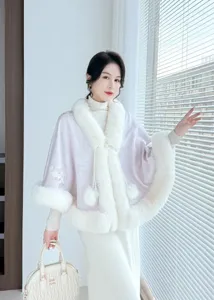 Vue détaillée d'un châle blanc en fausse fourrure avec motif floral élégant pour l'hiver
