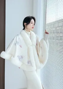 Détail d'une élégante cape en fourrure blanche de style néo-chinois avec motifs floraux