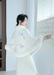 Vue latérale d'une cape en fausse fourrure blanche à fleurs de style néo-chinois