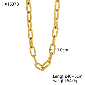 Dettaglio ravvicinato della collana a catena dorata con maglie testurizzate 1,0 cm