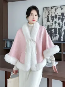 Cape d'hiver rose élégante avec bordure en fausse fourrure blanche, style chinois moderne