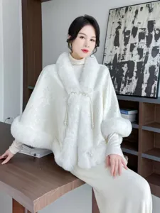 Châle élégant en fausse fourrure blanche avec perles sur robe qipao, décor moderne