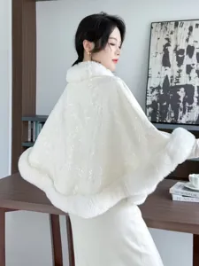 Vue arrière d'une élégante cape blanche ornée de fausse fourrure et jacquard floral
