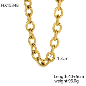 Dettaglio di una collana a catena spessa in oro da 1,3 cm per donna stile hip-hop.