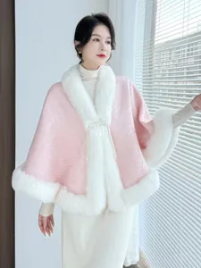 Détail d'un châle chinois rose avec bordure en fausse fourrure blanche et perle
