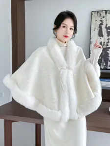Élégant châle en fausse fourrure blanche avec broderie florale délicate de style chinois moderne