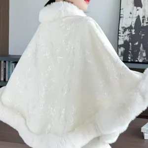 Élégante cape blanche à bordure en fausse fourrure et motif jacquard floral pour l'hiver