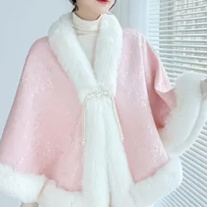Cape élégante en fausse fourrure rose et blanche avec boucle en perles style chinois