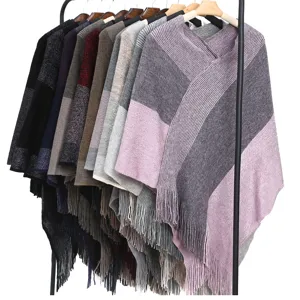 Sélection de ponchos tricotés pour femmes avec glands sur un support de vêtements