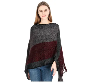 Vue détaillée d'un poncho en tricot rayé avec fil métallique et accents de franges