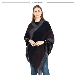 Mannequin caucasien portant un poncho en tricot chaud avec fils métalliques colorés