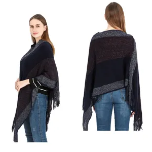 Vue détaillée de côté et de dos d'un poncho en tricot douillet avec fils colorés