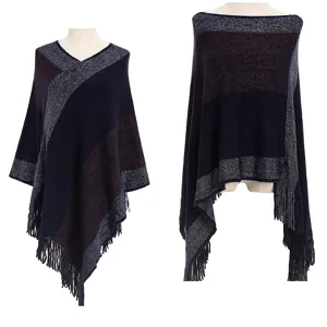 Vues détaillées d'un poncho en maille rayée avec fil métallisé et bords à franges.