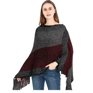 Vue détaillée d'un poncho en maille color-block avec franges pour la mode automne-hiver.