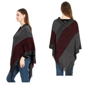 Vue latérale et arrière d'un poncho en maille color-block chaud avec des détails de franges