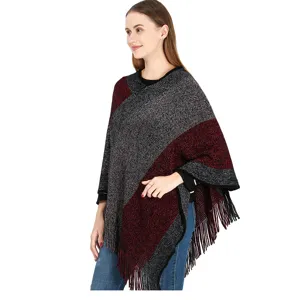 Vue détaillée du poncho en maille bordeaux et gris avec fil métallisé et franges