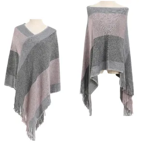 Vue détaillée du poncho en tricot à blocs de couleurs avec des finitions à franges.