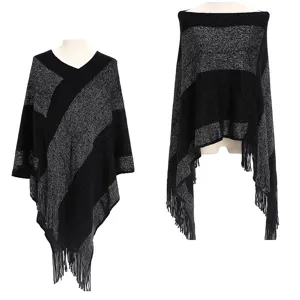 Vue détaillée d'un poncho en maille chaud pour l'hiver avec rayures gris noir et ourlet frangé