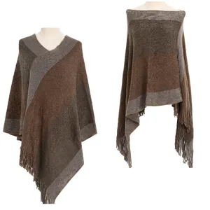 Vue détaillée du poncho en tricot chaud avec rayures terre et franges décoratives.