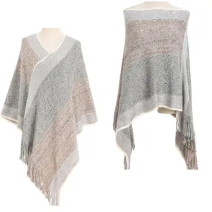 Vues de face et de dos d'un poncho en maille rayé avec des franges sur un mannequin