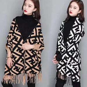 Poncho de punto para mujer con patrón de letras clásico y elegantes flecos.