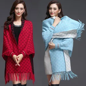 Elegante chal de punto jacquard geométrico con borlas decorativas para mujer en invierno