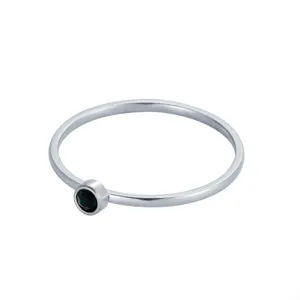 Vue détaillée d'une bague en argent minimaliste avec une pierre de naissance verte