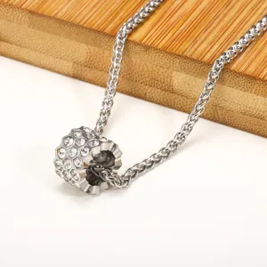 Zilveren titanium stalen ketting met cilindrische hanger en kristallen detailopname