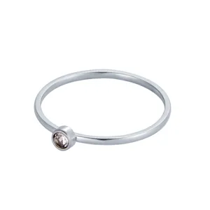 Vue détaillée d'une bague de naissance minimaliste en argent avec une pierre précieuse claire