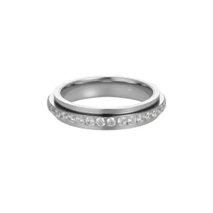 Dettaglio di un elegante anello girevole in acciaio al titanio argento con pietre di zirconia