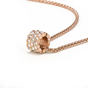 Gedetailleerde macro-opname van roségouden ketting met kristallen in honingraat