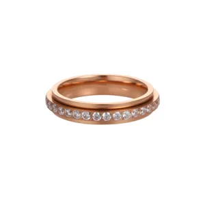 Vista ravvicinata di un anello rotante in acciaio titanio oro rosa con zirconi cubici.