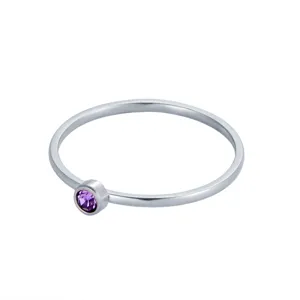 Vue détaillée d'une bague de naissance en argent avec un cristal rond de couleur violette
