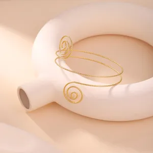 Vista dettagliata di un elegante bracciale da braccio in filo d'oro con spirale