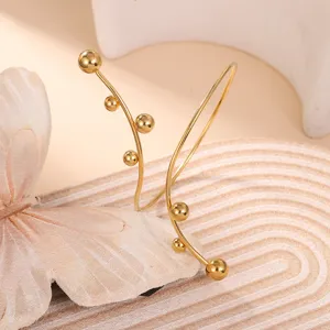 Elegante bracciale geometrico dorato con accenti di perline lucide per appassionati