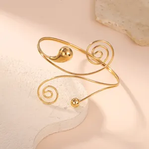 Vista dettagliata di un elegante bracciale geometrico dorato con design a spirale