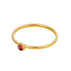Bague raffinée en métal doré ornée d'une pierre de naissance rose sur fond blanc